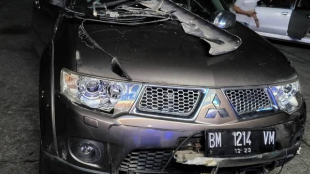 MOBIL Mitsubishi Pajero milik oknum Jaksa di Kejati Riau yang mencoba kabur usai menabrak perempuan pengendara motor, Selasa dinihari (19/4/2022). Korban alami pata kaki dan tangan serta luka-luka. 