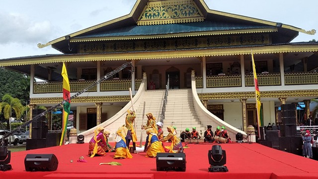 PENAMPILAN aksi kesenian dan kebudayaan dari daerah di Riau di halaman Gedung Balai Adat Lembaga Adat Melayu Riau (LAMR) belum lama ini. 
