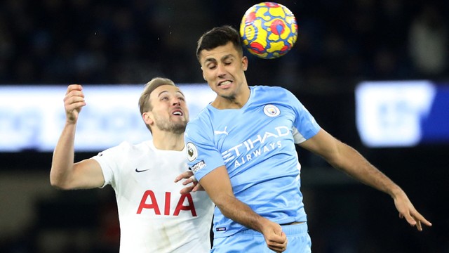 Pemain Tottenham Hotspur Harry Kane beraksi dengan pemain Manchester City Joao Cancelo di Stadion Etihad, Manchester, Inggris, Sabtu (19/2/2022). Foto: Russell Cheyne/REUTERS