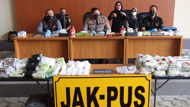 Jumpa pers kasus penyalagunaan narkoba di Mapolres Metro Jakarta Pusat. Foto: Humas Polda Metro Jakarta Pusat