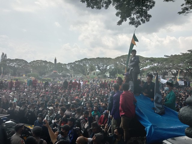 Aksi ribuan mahasiswa Malang Raya tumpah ruah di depan Gedung DPRD Kota Malang. Foto: M Sholeh