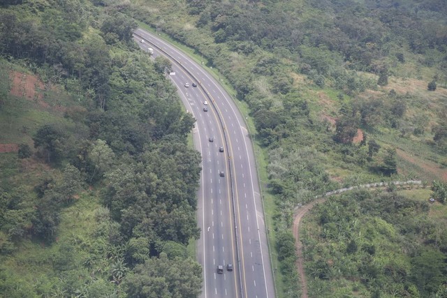 Foto udara kondisi arus lalu lintas Tol Cipularang, Minggu (1/5).  Foto: Aditia Noviansyah/kumparan