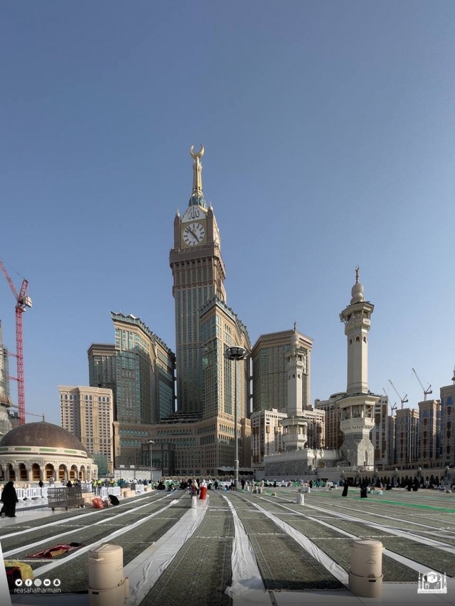 Suasana rooftop Masjidil Haram yang dibuka untuk menampung jemaah yang membeludak, Sabtu (16/4/2022). Foto: gph.gov.sa