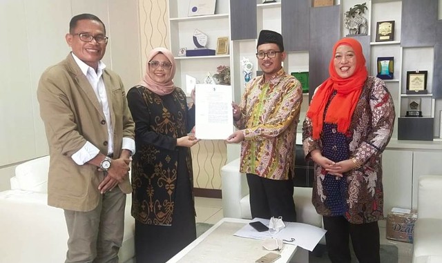 Rektor IAIN Kendari Faizah Binti Awad menerima dokumen Keputusan Kemenag RI, tentang izin penyelenggaraan program studi MBS, Fakultas Ekonomi dan Bisnis Islam. Foto: Dok IAIN Kendari.
