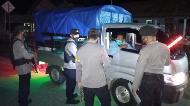 Satgas Operasi Madago Raya saat melakukan razia kendaraan di sepanjang Jalan Trans Sulawesi Parigi-Poso. Foto: Istimewa