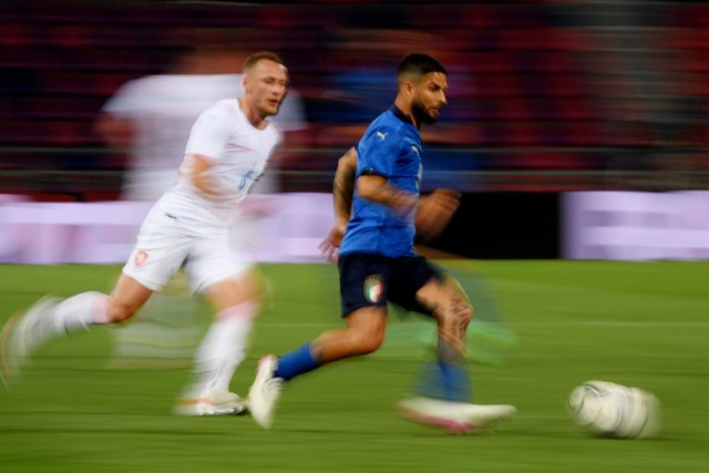 Pemain Timnas Italia Lorenzo Insigne berusaha melewati hadangan pemain Timnas Ceko pada pertandingan persahabatan di stadion Renato Dall'Ara, Bologna, Italia. Foto: Alberto Lingria/REUTERS