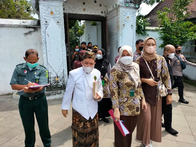 Sultan Sepuh Aloeda II R. Rahardjo Djali mendampingi tim PN Kota Cirebon memeriksa objek yag masuk dalam gugatan.(Juan)