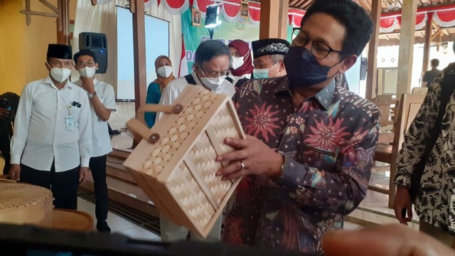Menteri Desa PDTT, Abdul Halim Iskandar, saat berkunjung ke Kalurahan Muntuk kapanewon Dlingo Kabupaten Bantul, Rabu (27/4/2022). Foto: Erfanto/Tugu Jogja