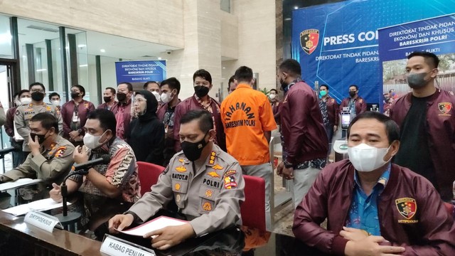 Polisi menunjukkan tersangka kasus penipuan aplikasi Binomo Indra Kenz (tengah) saat konferensi pers di Bareskrim, Mabes Polri Jakarta, Jumat (25/3/2022). Foto: Jamal Ramadhan/kumparan