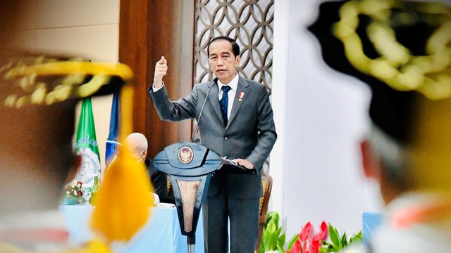 Presiden Joko Widodo menghadiri Sidang Terbuka Senat Akademik Dies Natalis ke-46 UNS, di Kota Surakarta, Jawa Tengah, Jumat (11/3/2022). Foto: Laily Rachev/Biro Pers Sekretariat Presiden