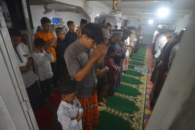 Foto: Jemaah Tarekat Naqsabandiyah di Padang Rayakan Idul Fitri 1443 H (34431)