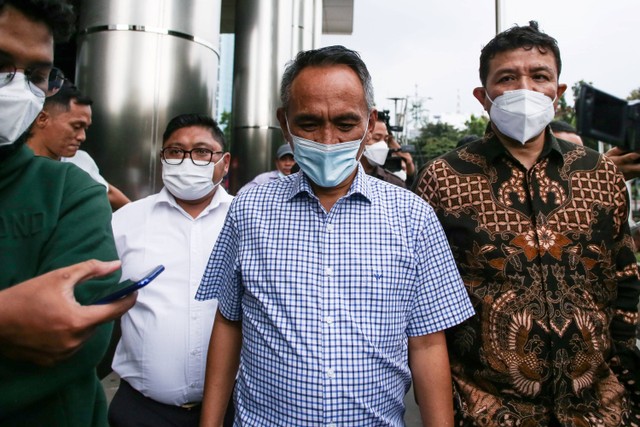 Ketua Badan Pemenangan Pemilu (Bappilu) Partai Demokrat, Andi Arief (tengah) berjalan meninggalkan gedung Komisi Pemberantasan Korupsi (KPK) usai menjalani pemeriksaan di Jakarta, Senin (11/4/2022).  Foto: Rivan Awal Lingga/ANTARA FOTO