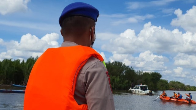 Polisi bersama tim gabungan masih melakukan upaya pencarian terhadap korban yang dinyatakan hilang di Sungai Nyirih, Kecamatan Kumai, Kotawaringin Barat. Foto: IST/InfoPBUN
