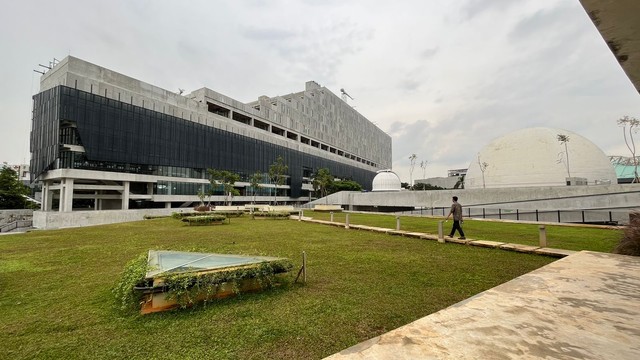 Tahap akhir pembangunan Gedung Panjang Taman Ismail Marzuki (TIM), Kamis (21/4/2022). Foto: Haya Syahira/kumparan