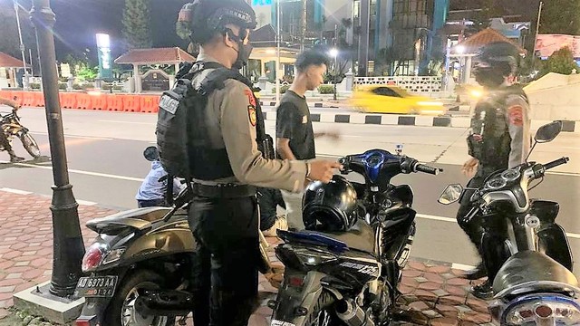 Polisi memeriksa motor yang diduga akan digunakan untuk balap liar di Fly Over Purwosari, Solo, Jumat (08/04/2022) dini hari. FOTO: Agung Santoso