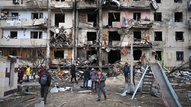 Kondisi apartemen di Kiev, Ukraina setelah diserang oleh militer Rusia pada (25/2). Foto: Daniel LEAL/AFP