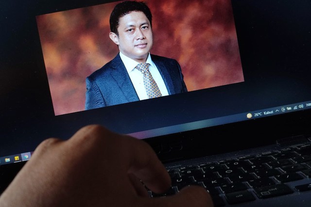 Seseorang menampilkan foto Hapsoro Sukmonohadi, suami Puan Maharani di layar laptop. Foto: kumparan