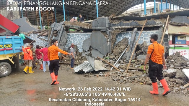 Tembok pembatas SPBU di Cibinong roboh diterpa angin kencang. Foto: BPBD Bogor