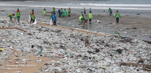 Sampah plastik di Pantai Kuta yang setiap tahun datang ke Bali - IST
