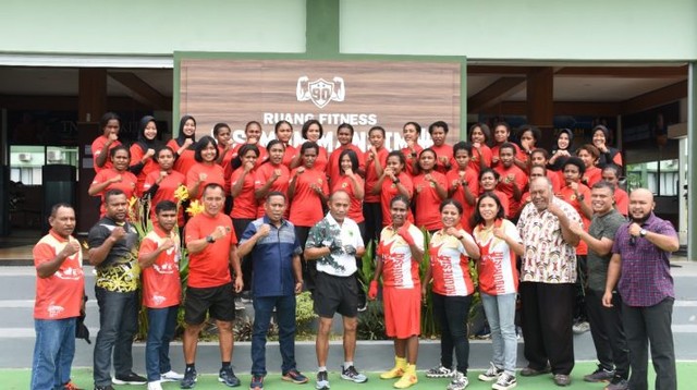 Pangdam XVIII Kasuari Mayjen TNI Gabriel Lema bersama Pengurus Pertina Papua Barat dan Kowad di Kodam Kasuari