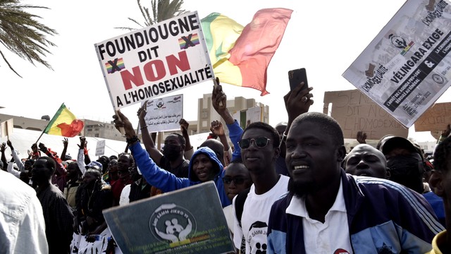 Seperti di Uganda, penolakan terhadap LGBT juga menguat di Senegal. Massa penentang menggelar aksi unjuk rasa pada Minggu (20/2/2022). Foto: SEYLLOU/AFP