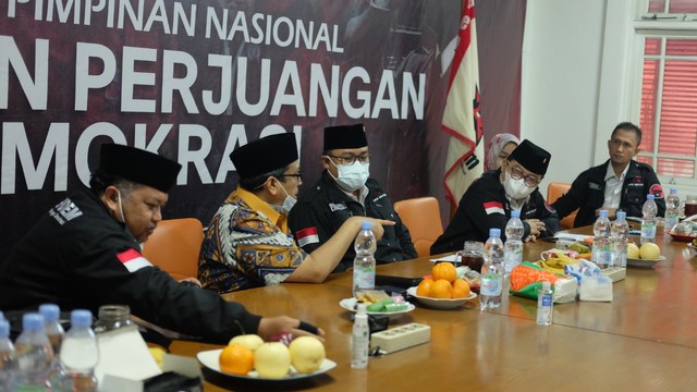 Haikal Hassan (kedua dari kiri) minta maaf di kantor Repdem. Foto: Dok. Istimewa