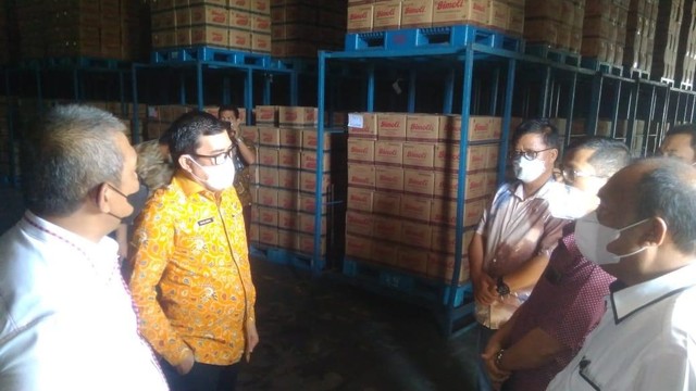 Tim Satgas Pangan Provinsi Sumatera Utara dan Polda Sumut saat menyidak produsen minyak goreng, Jumat (18/2/2022). Foto: Dok. Istimewa
