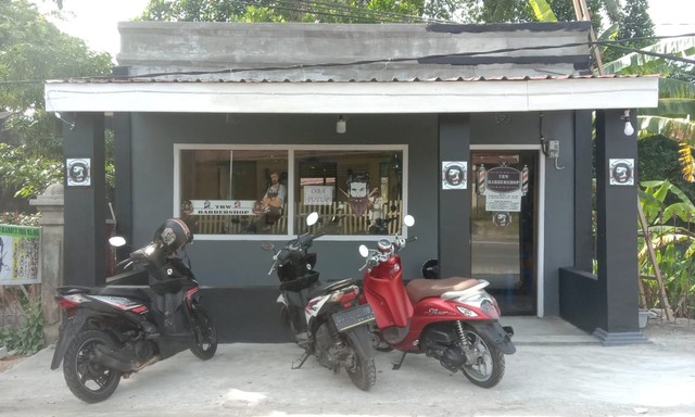 Tampak depan Barbershop milik Tri Rizkal Warang di Desa Mangon, Kecamatan Sanana. Foto: Iwan/cermat