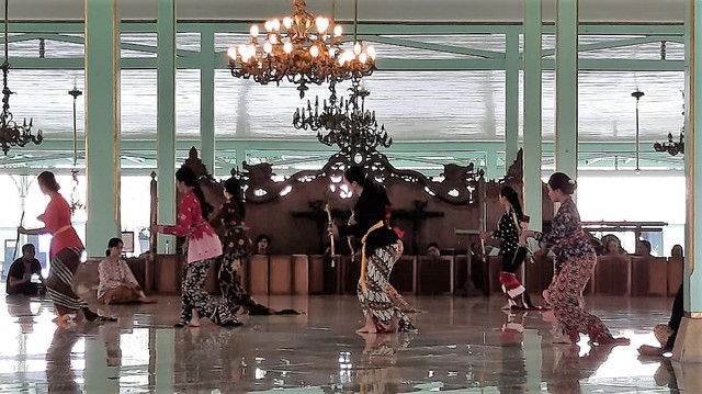 Sejumlah penari berlatih Tarian Bedhaya Anglir Mendhung di Pendapa Pura Mangkunegaran, Solo, Rabu (02/03/2022). FOTO: Tara Wahyu