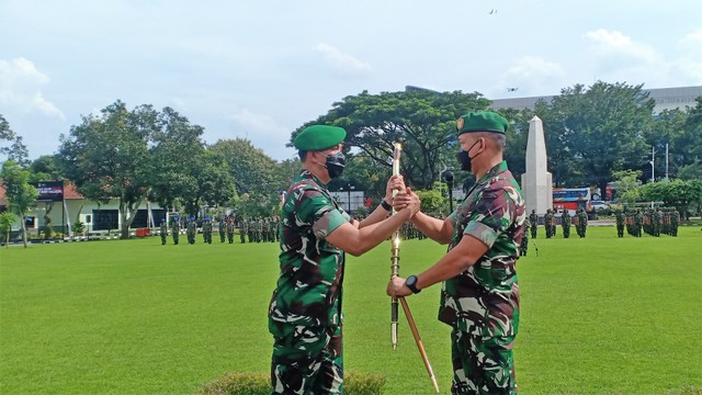 Sertijab Danrem 074/Warastratama Solo dari Kolonel Inf Rudy Saladin kepada Kolonel Inf Achiruddin di Makorem 074/Warastratama Solo, Senin (21/02/2022). FOTO: Agung Santoso