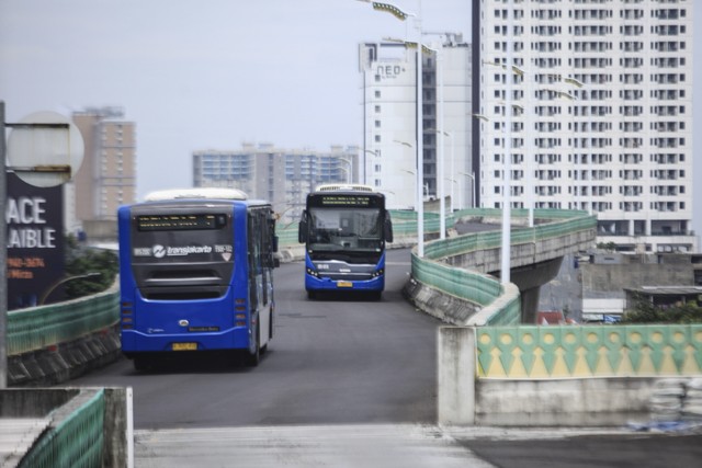 Bus Transjakarta melintasi jalan layang Transjakarta koridor 13 Kapten Tendean-Ciledug di Jakarta, Rabu (23/2/2022). Foto: Reno Esnir/ANTARA FOTO