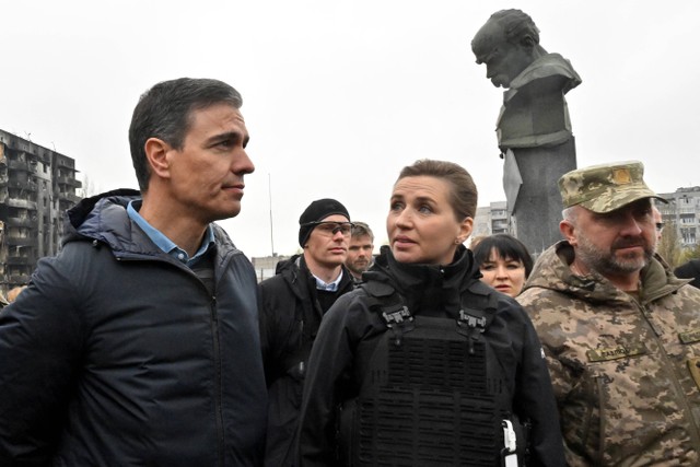 Perdana Menteri Spanyol Pedro Sanchez (kiri) berbincang dengan Perdana Menteri Denmark Mette Frederiksen di Borodyanka, Ukraina, Kamis (21/4/2022). Foto: SERGEI SUPINSKY/AFP