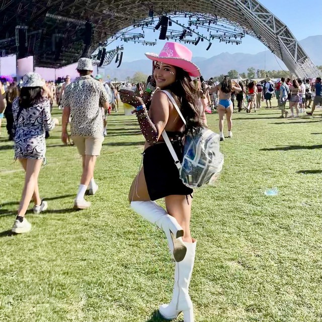 Jennifer Coppen saat menghadiri Coachella. Foto: Instagram/@jennifercoppenreal20