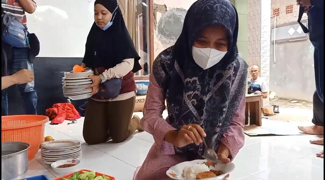 Nurhayati menggelar syukuran atau tradisi syukuran dilakukan dengan doa dan makan bersama keluarga bersama pengacaranya pada Rabu (02/03/2022). (Komara)