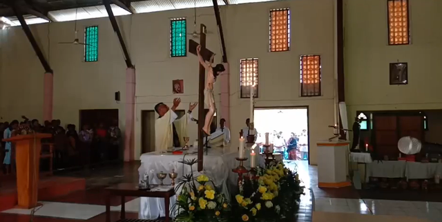 RD Ferrer Mere, pastor Paroki Habi saat memimpin perayaan misa Minggu Paskah di Gereja Katolik Santa Maria Imakulata Asumptha Habi. Foto : Albert Aquinaldo