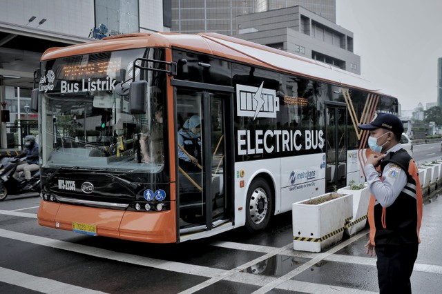 Bus Listrik Transjakarta melintas di kawasan Bundaran HI, Jakarta, Selasa (22/3/2022). Foto: Jamal Ramadhan/kumparan