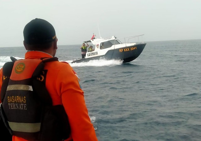 Proses pencarian satu korban tenggelam dalam kecelakaan laut di Perairan Kepulauan Sula. Foto: Istimewa