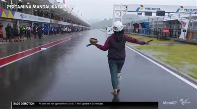 Mbak Rara, pawang hujan di Sirkuit Mandalika. Foto: Twitter/@MotoGP