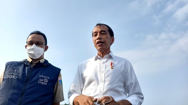 Presiden Joko Widodo dan Gubernur DKI Anies Baswedan inspeksi sirkuit Formula E di Ancol, Jakarta Utara, Senin (25/4/2022). Foto: Rafyq Panjaitan/kumparan