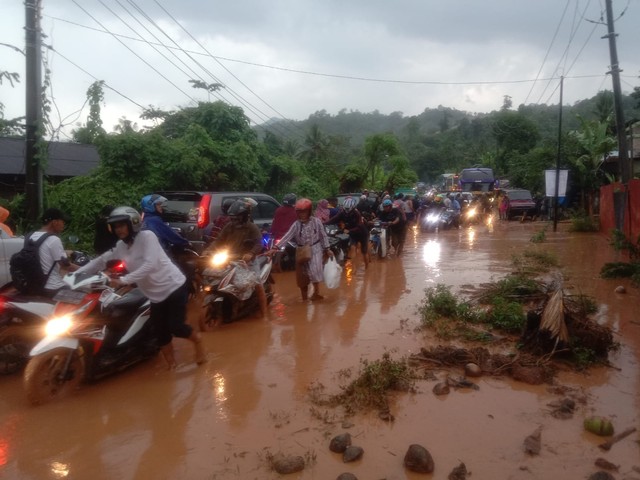 Dampak tanah longsor yang akibatkan kemacetan di jalan menuju tempat wisata di Pesawaran, Lampung. | Foto: Ist