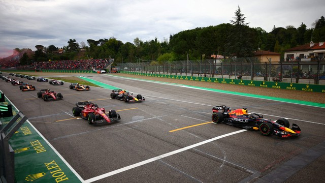 Sejumlah pebalap saat balapan F1 Grand Prix Emilia Romagna di Sirkuit Autodromo Enzo e Dino Ferrari, Imola, Italia. Foto: Guglielmo Mangiapane/REUTERS