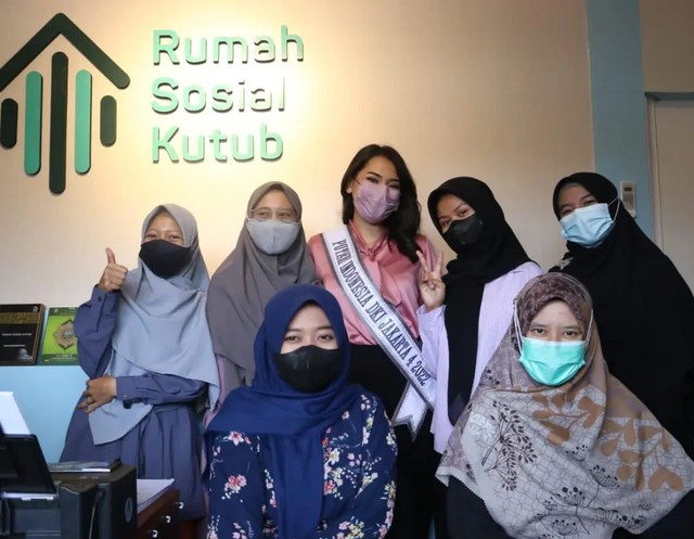 Foto bersama salah satu tim Rumah Sosial Kutub bersama Nurkhotimah. Foto: Dok. Rumah Sosial Kutub.