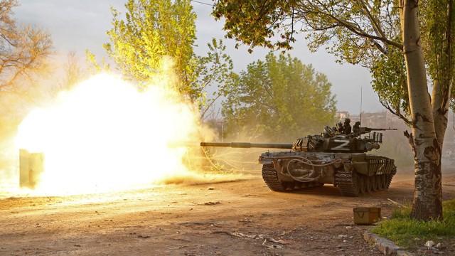 Tank pasukan militer pro-Rusia menembak saat konflik Rusia-Ukraina dekat pabrik baja Azovstal di kota pelabuhan selatan Mariupol, Ukraina pada Kamis (5/5/2022). Foto: Alexander Ermochenko/REUTERS