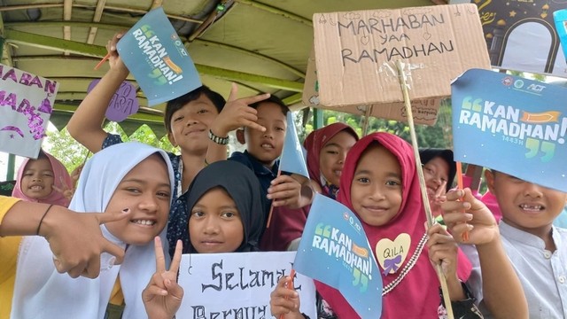 Anak-anak di Magelang yang ikut pawai menyambut Ramadan.