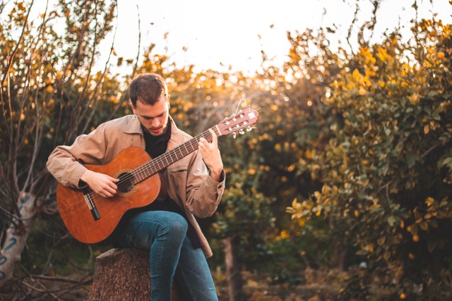 Ilustrasi cara cepat main gitar tanpa guru, sumber foto: (Jose Lopez) by Unsplash.com