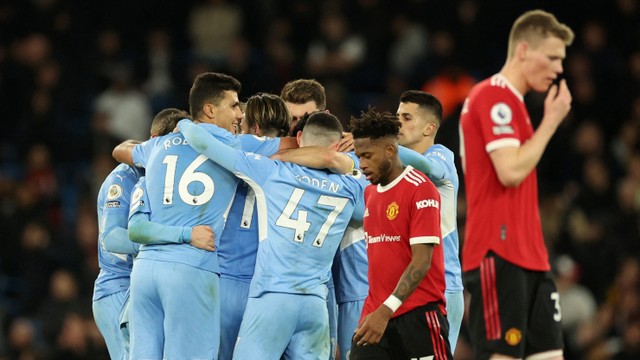 Pemain Manchester City saat selebrasi gol ke empat saat melawan Manchester United pada pertandingan Liga Inggris di Stadion Etihad, Manchester, Inggris.
 Foto: Carl Recine/Reuters