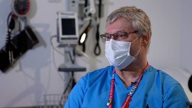 Dr Matthias Schmid, kepala bidang penyakit menular Rumah Sakit Royal Victoria di Newcastle, menangani pasien Covid pertama di Inggris pada akhir Januari 2020.