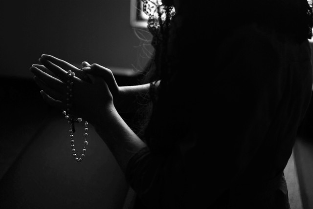 kata mutiara rohani. sumber foto: unsplash/bayangan perempuan menggengam kalung