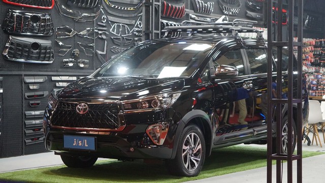 Modifikasi Toyota Kijang Innova ala Venturer di IIMS Hybrid 2022. Foto: Muhammad Haldin Fadhila/kumparan