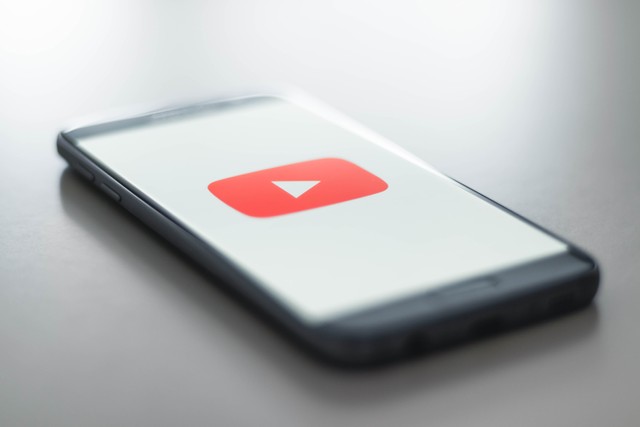 https://unsplash.com/@christianw - cara pasang foto profil di youtube